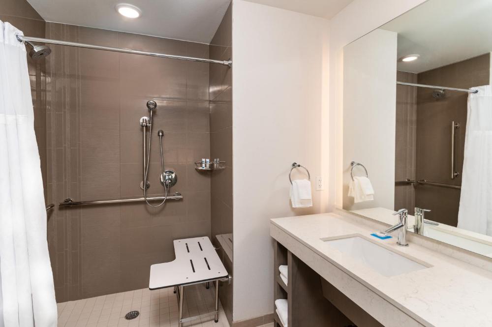 Den King Room with Roll-in Shower - Disability Access interior